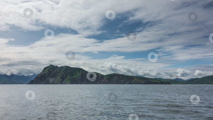 Скачать Зеленые холмы и отвесные скалы Камчатского побережья фотосток Ozero