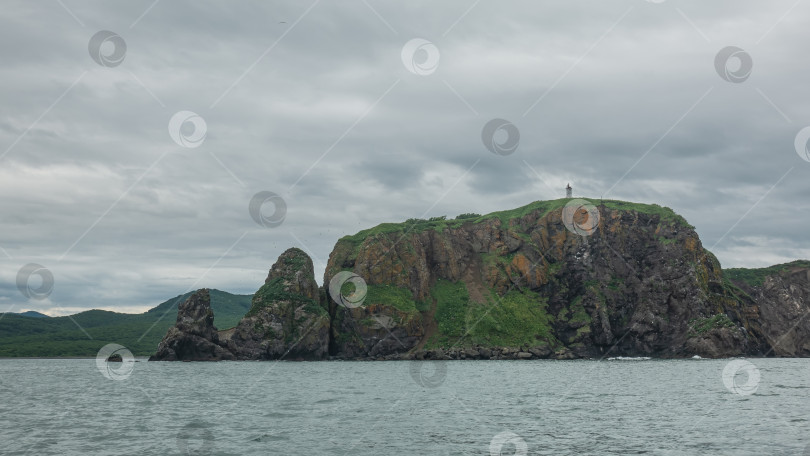 Скачать Отвесные скалы Камчатского побережья фотосток Ozero