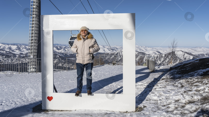 Скачать Рамка для фотосъемки установлена на заснеженном высокогорном плато. фотосток Ozero