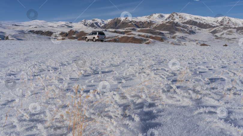 Скачать Высокогорное плато покрыто чистым белым снегом. фотосток Ozero