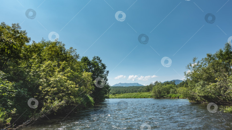 Скачать Русло реки изгибается между зелеными берегами. фотосток Ozero