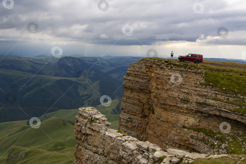 Скачать Мужчина и машина на краю обрыва. плато Бермамыт. Россия. фотосток Ozero