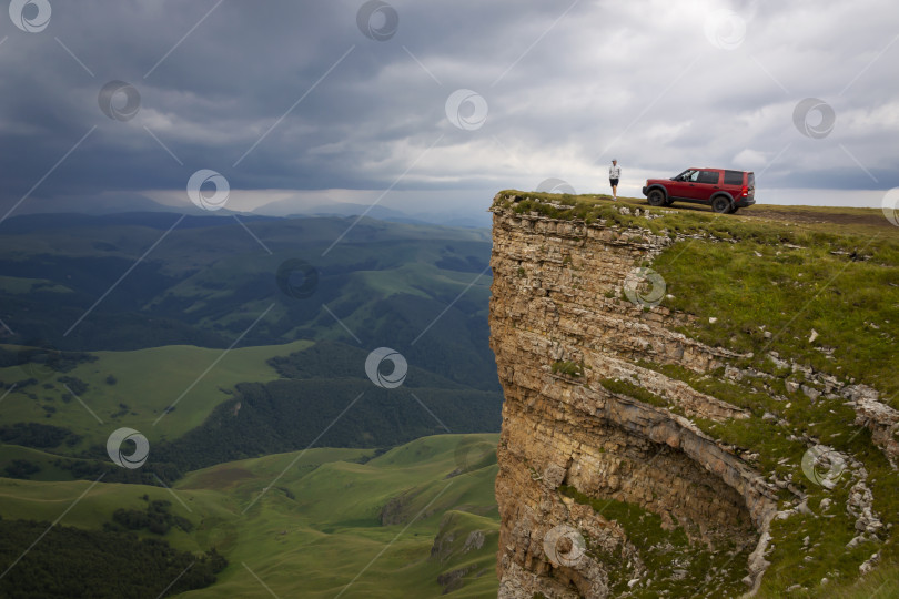 Скачать Мужчина и машина на краю обрыва. плато Бермамыт. Россия. фотосток Ozero