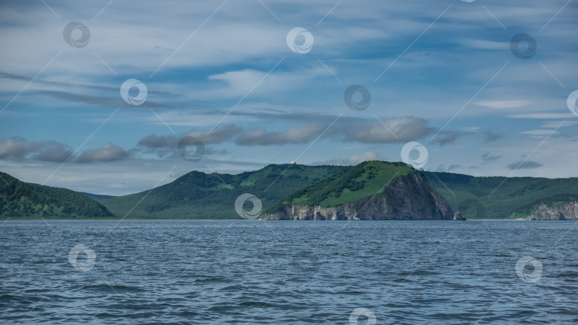 Скачать Живописное побережье Камчатки на фоне океана фотосток Ozero
