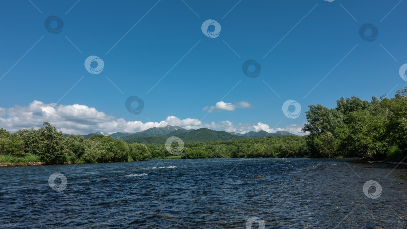 Скачать На поверхности реки видны рябь и пена. фотосток Ozero