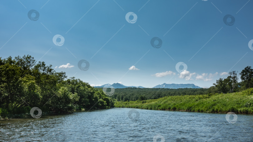 Скачать Русло голубой реки изгибается между берегами фотосток Ozero