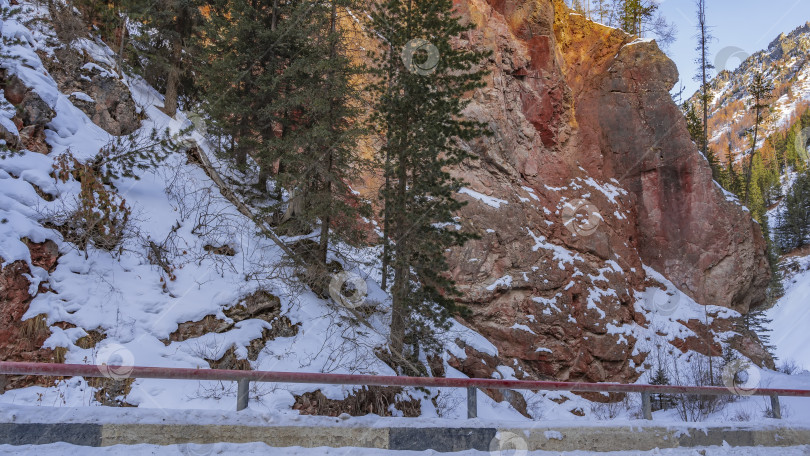 Скачать Вдоль дороги возвышаются необычные красно-коричневые скалы. фотосток Ozero