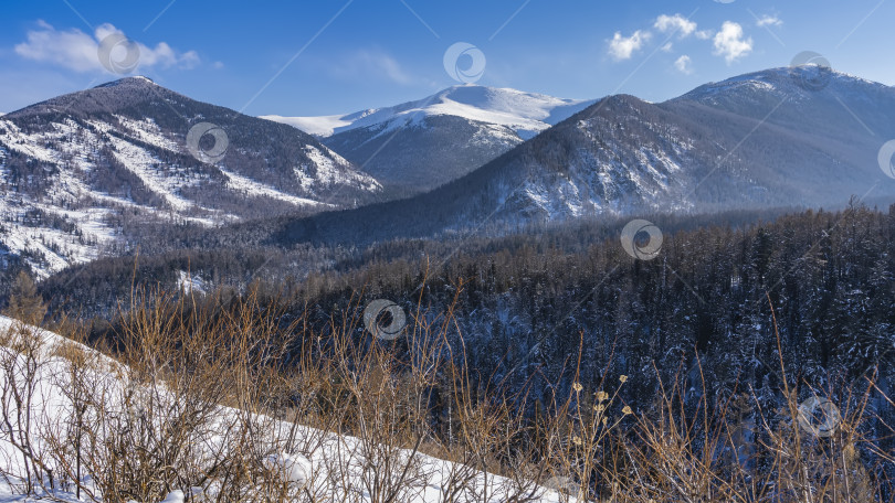 Скачать Живописный горный хребет. Заснеженные вершины фотосток Ozero