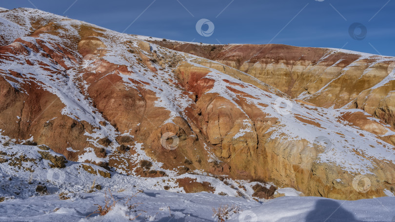 Скачать Необычные яркие красно-оранжевые склоны холмов на фоне голубого неба. фотосток Ozero