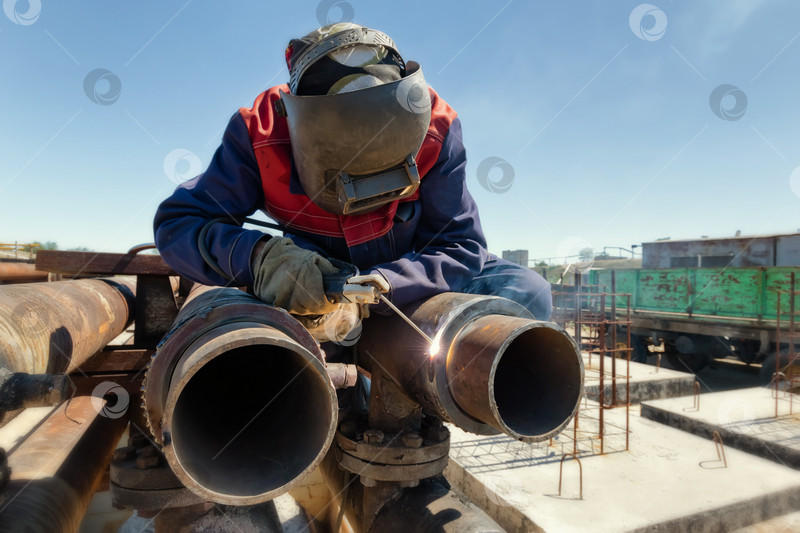 Скачать Сварочные работы при монтаже нового трубопровода фотосток Ozero