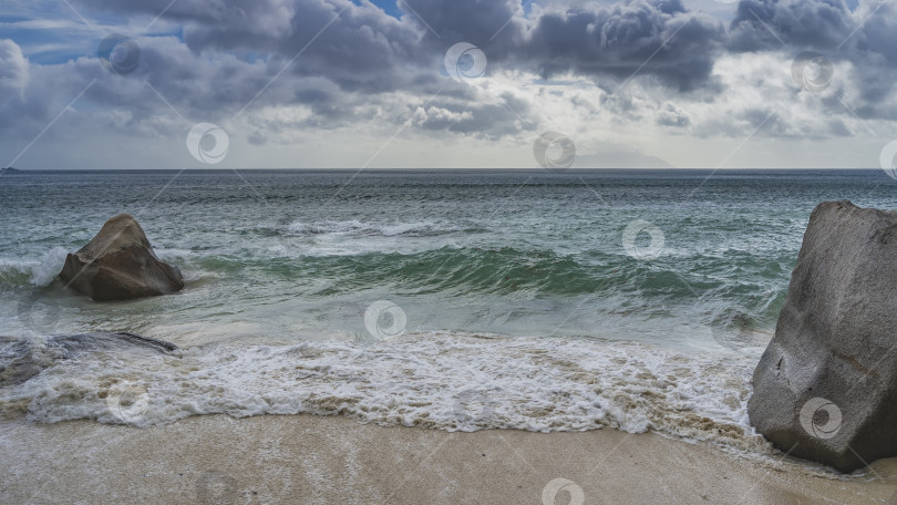 Скачать Волны бирюзового океана разбиваются о живописные валуны фотосток Ozero