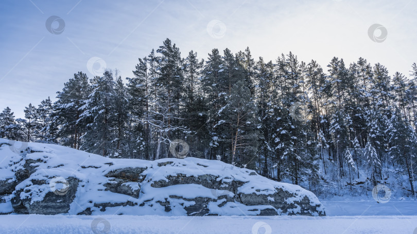 Скачать Огромные живописные валуны, покрытые слоями снега. фотосток Ozero