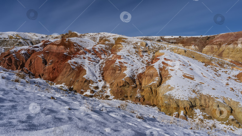 Скачать Необычные яркие красно-оранжевые горные склоны на фоне ясного голубого неба. фотосток Ozero