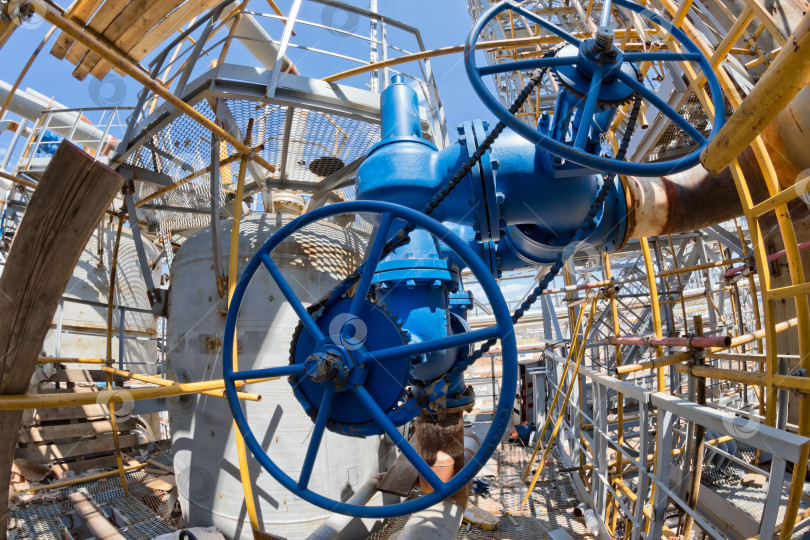 Скачать Установка клапанов, задвижек и дозирующих устройств в зонах обслуживания нового нефтеперерабатывающего цеха фотосток Ozero