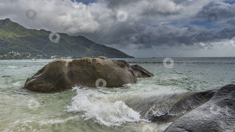 Скачать Живописные валуны в океане. фотосток Ozero