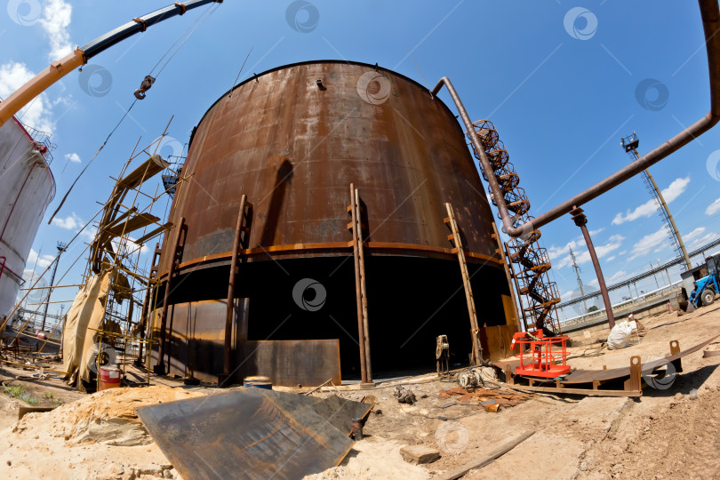 Скачать Ремонтные работы по замене нижних ремней старого ржавого резервуара для хранения нефтепродуктов фотосток Ozero