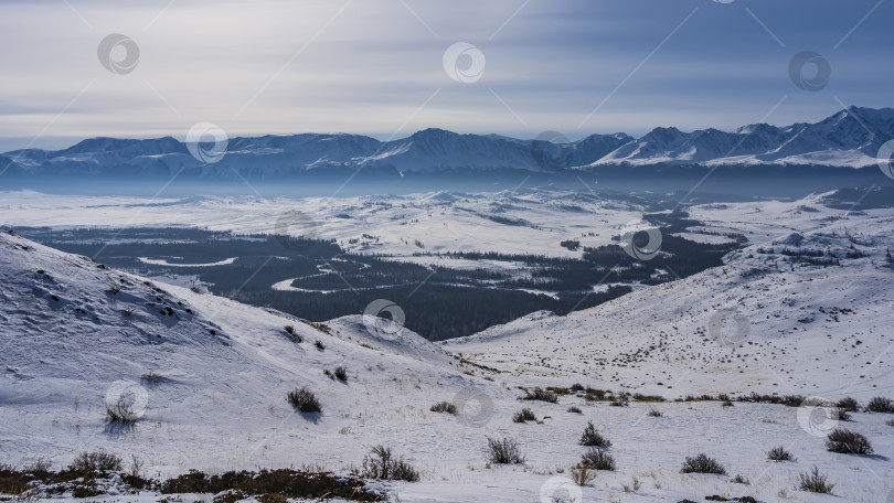 Скачать Вид на долину с высокого плато. фотосток Ozero