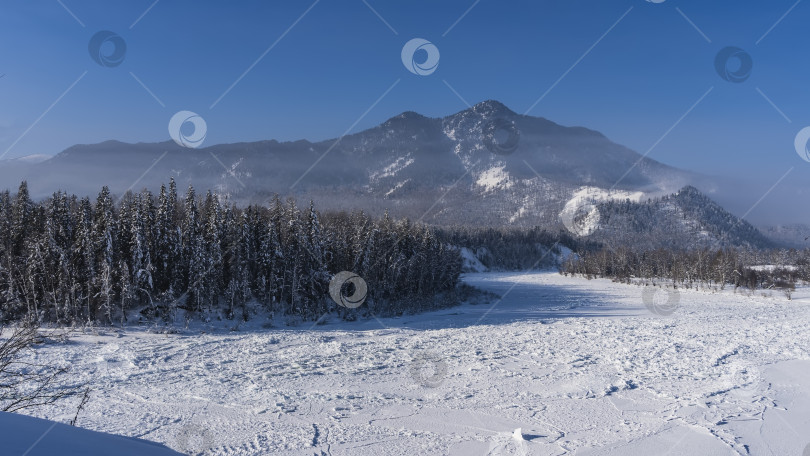 Скачать Замерзшее русло реки покрыто снегом. фотосток Ozero