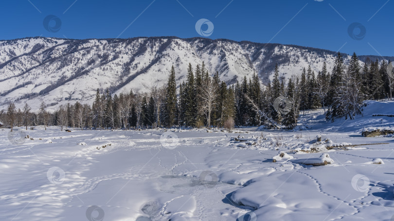 Скачать Долина покрыта чистым белым снегом. фотосток Ozero