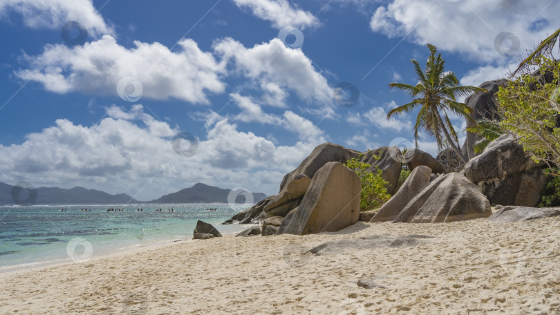 Скачать Прекрасный песчаный пляж на тропическом острове. фотосток Ozero