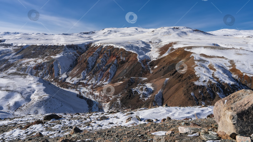 Скачать Вид на ущелье с горного плато. фотосток Ozero