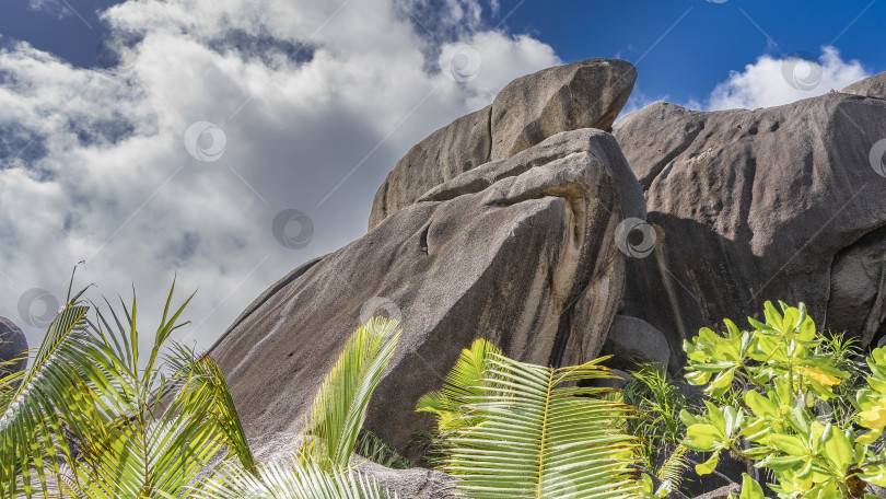 Скачать Огромные гранитные скалы на фоне голубого неба и облаков. фотосток Ozero