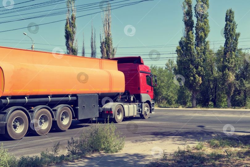 Скачать грузовик с цистерной для перевозки нефтепродуктов фотосток Ozero