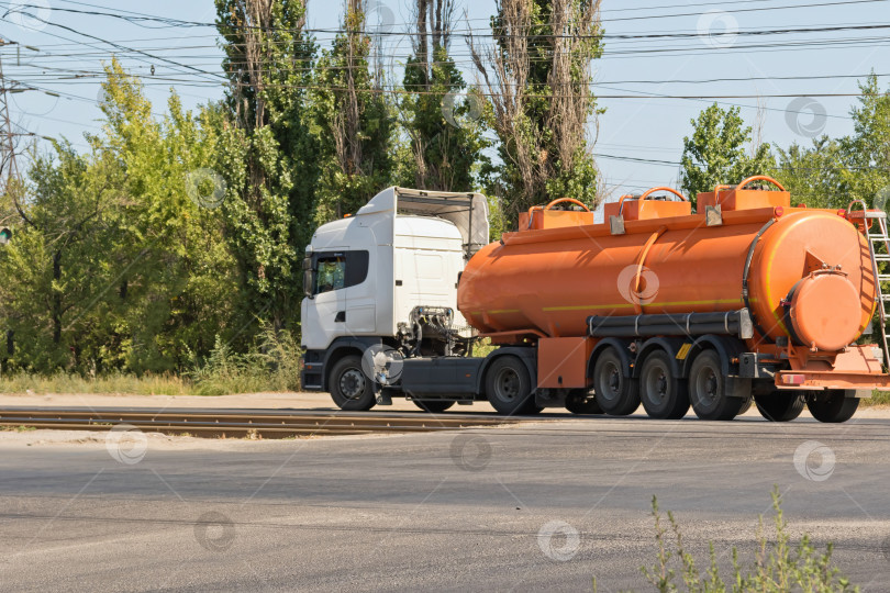 Скачать грузовик с цистерной для перевозки нефтепродуктов фотосток Ozero