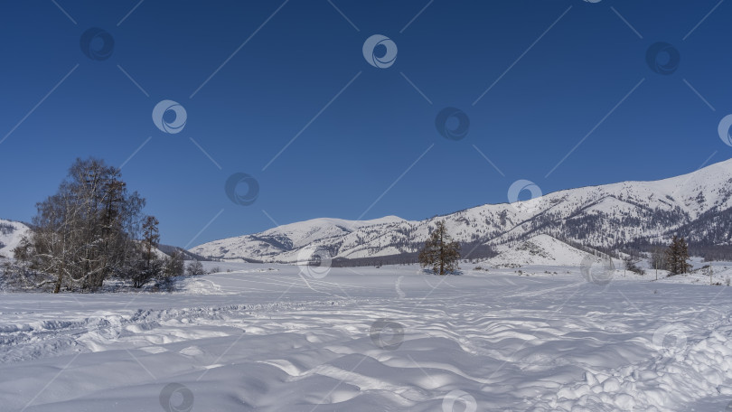 Скачать Долина покрыта чистым белым снегом. фотосток Ozero