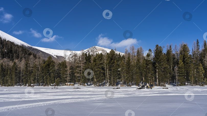 Скачать В заснеженной долине видны следы шин. фотосток Ozero