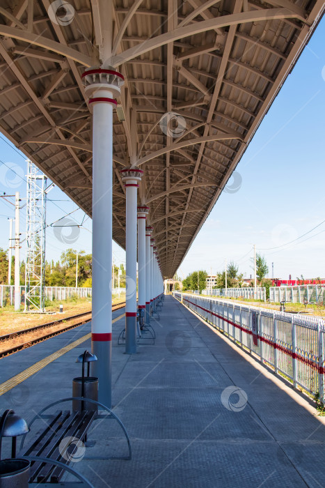 Скачать Длинная пустая платформа пригородной железной дороги фотосток Ozero