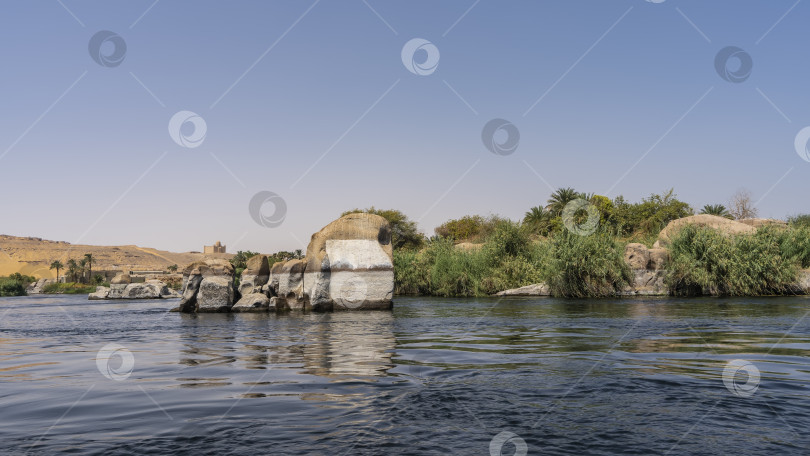 Скачать На берегу и в русле голубой реки видны живописные валуны. фотосток Ozero