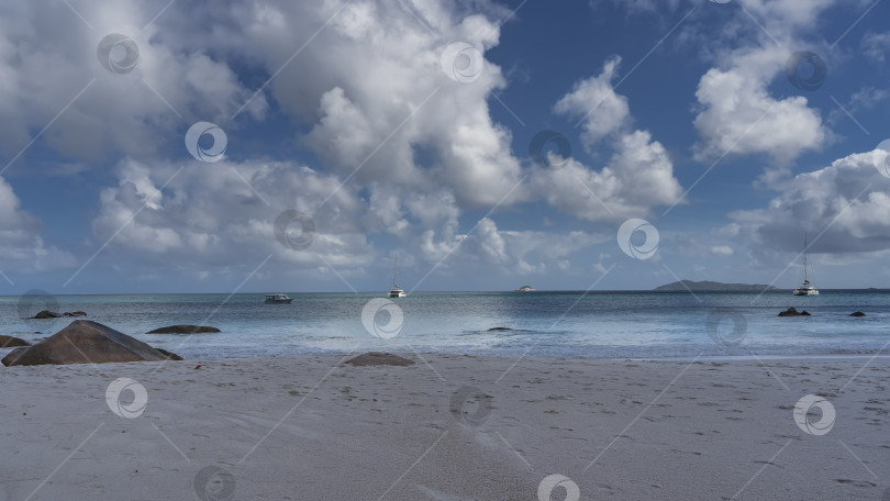 Скачать На песчаном пляже видны следы ног. фотосток Ozero