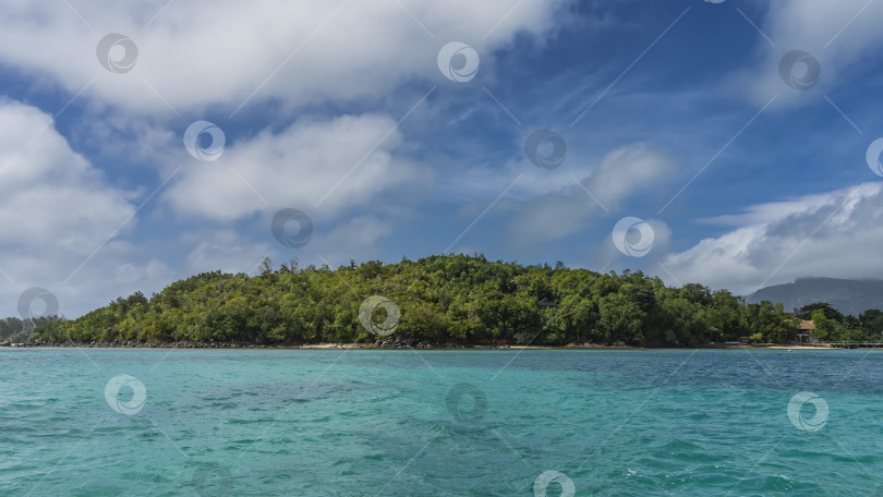 Скачать Тропический остров в Индийском океане полностью зарос пышной тропической растительностью. фотосток Ozero