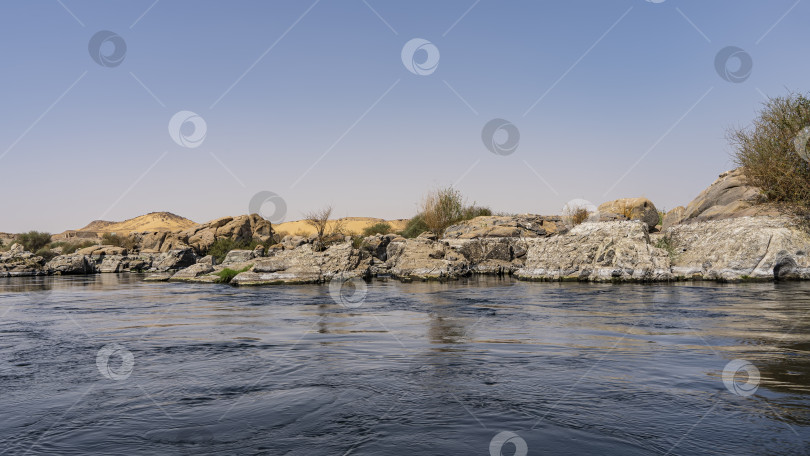 Скачать Голубая спокойная река со скалистыми берегами. фотосток Ozero