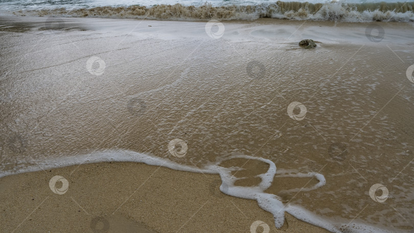 Скачать Волны накатываются на пляж и расходятся во все стороны. фотосток Ozero