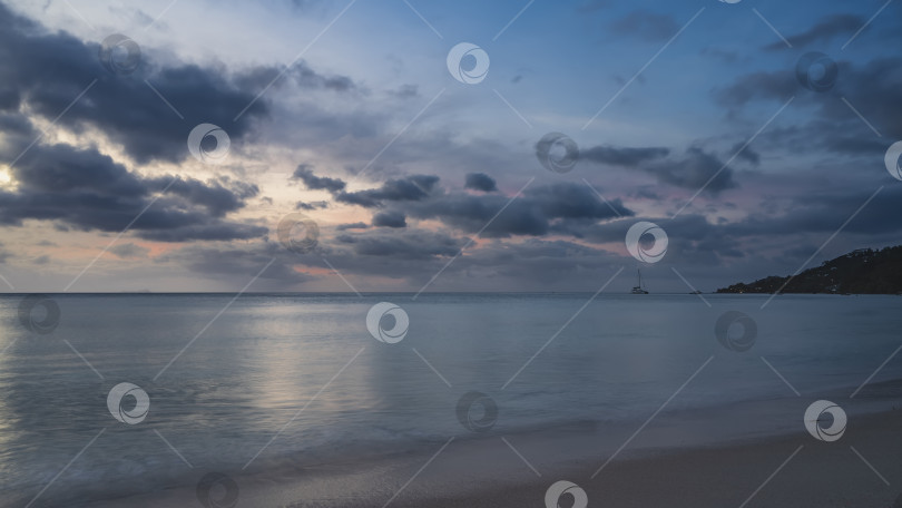 Скачать Тихий вечер на пляже тропического острова. фотосток Ozero