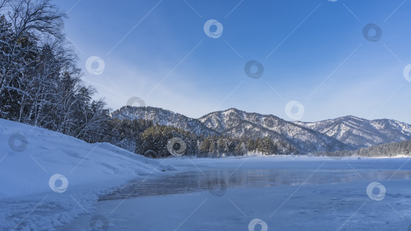 Скачать На холмистых берегах замерзшей реки - снег и иней. фотосток Ozero