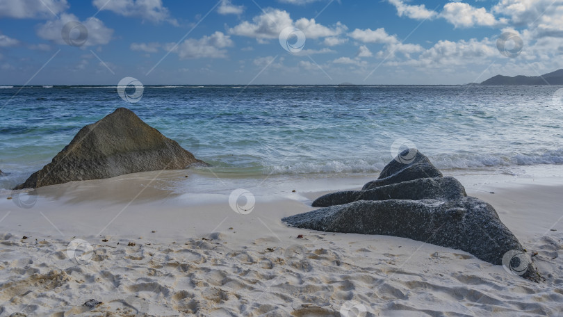 Скачать Живописные валуны на тропическом пляже. фотосток Ozero
