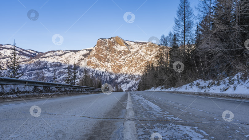 Скачать На прямом шоссе видна разделительная линия. фотосток Ozero