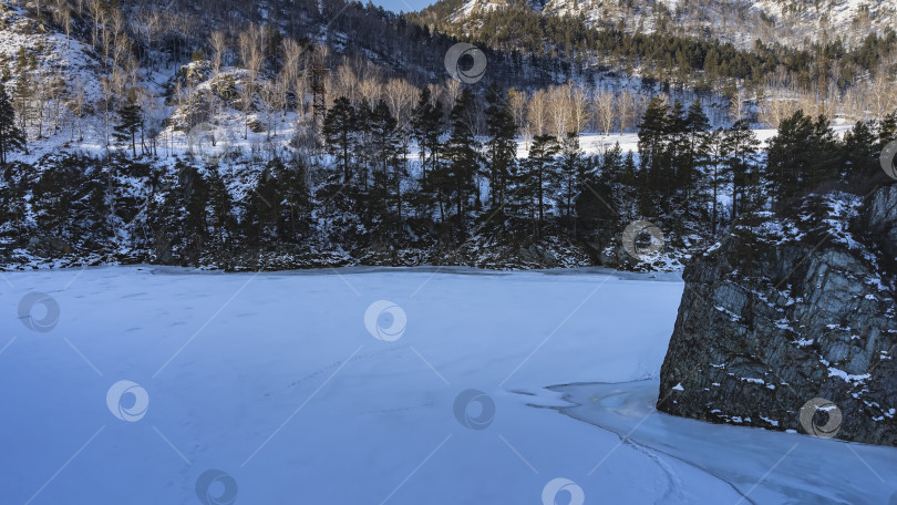 Скачать Замерзшее русло реки покрыто снегом. фотосток Ozero