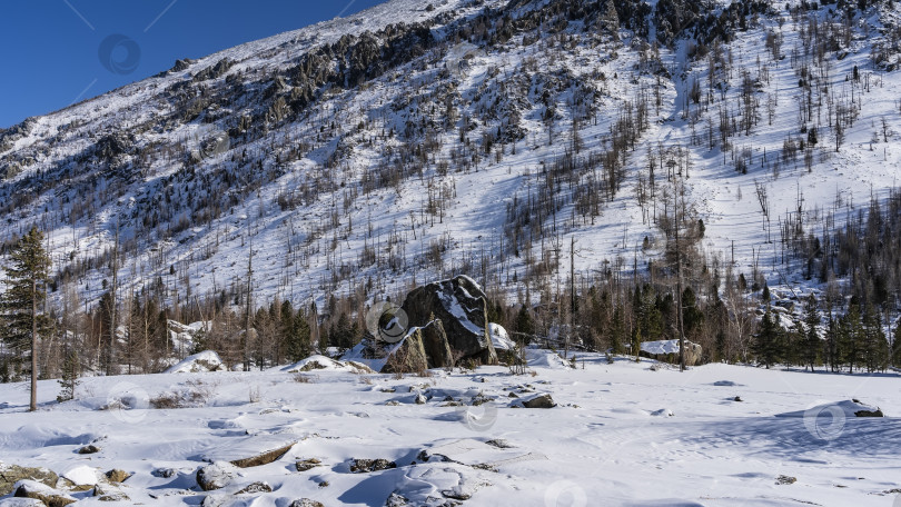 Скачать Живописные валуны в долине покрыты слоем снега. фотосток Ozero