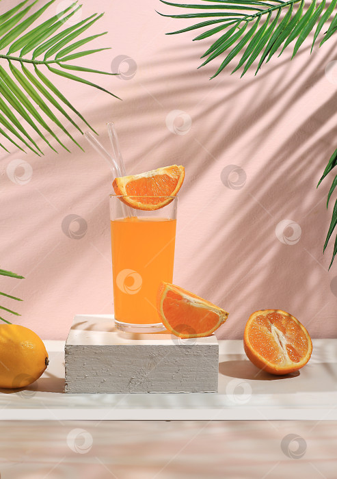 Скачать Современный натюрморт с цитрусовыми, апельсиновым соком и померанцами на пастельном фоне с длинными резкими тенями, концепция минимальной детокс-диеты фотосток Ozero