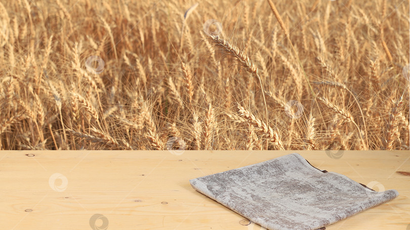 Скачать Пустой деревянный стол в деревенском стиле на фоне пшеничного поля, концепция сбора урожая. Еврейский праздник Шавуот фотосток Ozero