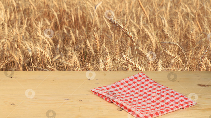 Скачать Пустой деревянный стол в деревенском стиле на фоне пшеничного поля, концепция сбора урожая. фотосток Ozero