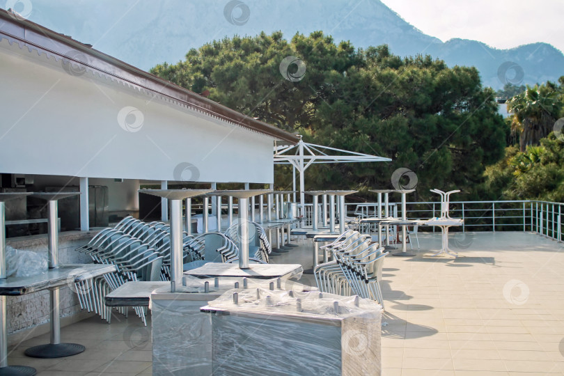 Скачать Летнее кафе в курортной зоне на побережье перед открытием фотосток Ozero