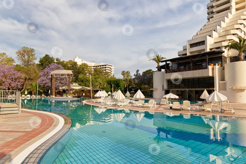 Скачать вид на отель с бассейном и шезлонгами фотосток Ozero