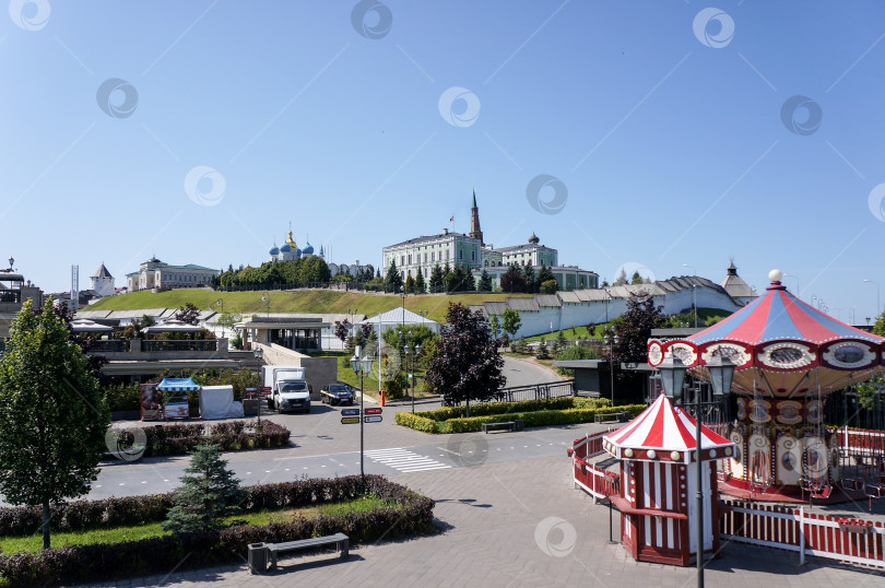 Скачать Казань, Татарстан, Россия - июнь 2023: вид с Кремлевской набережной на Кремль фотосток Ozero