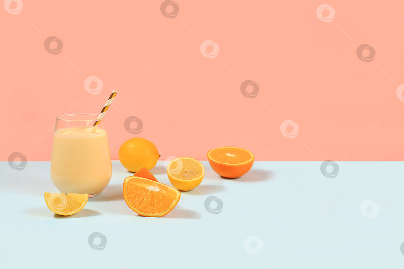 Скачать Современный натюрморт с цитрусовыми, апельсиновым смузи и ингредиентами на розовом фоне с тенями, концепция минимальной детокс-диеты, летние витаминные напитки, выборочный фокус, место для текста фотосток Ozero