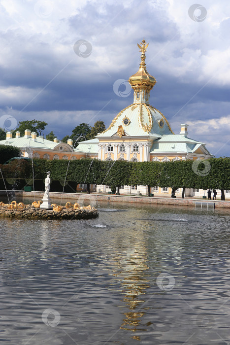 Скачать Россия, Санкт-Петербург, Петергоф, 8 июля 2019 года. На фото - главный придворный храм с двуглавым орлом на куполе в Верхнем парке Государственного музея-заповедника "Петергоф" фотосток Ozero